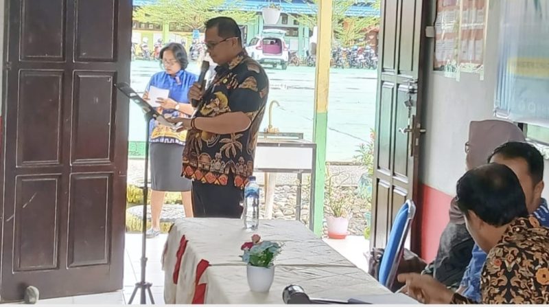 Keterangan Gambar: Kepala Dinas Pendidikan Teluk Bintuni, Dr. Henry Donald Kapuangan, S.Pd., M.M., membuka Pelatihan Pembelajaran Mendalam dan KKA bagi guru, Kamis (18/9/2025).