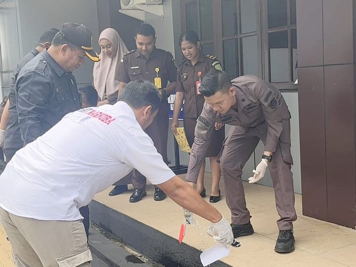 Keterangan Gambar: Kepala Seksi Pengelolaan Barang Bukti dan Rampasan, Afrizal Abednego, SH., tampak membungkuk saat memusnahkan barang bukti, Kamis (18/9/2025). Foto: Istimewa.