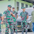Keterangan Gambar:
Danrem 182/Jazira Onim, Kolonel Inf Irwan Budiana, S.E., M.M., M.Han., bersama staf melaksanakan kunjungan kerja ke Marshaling Area (MA) Yonif TP 808 di Distrik Tomage, Kabupaten Fakfak, Papua Barat, Jumat (19 September 2025).