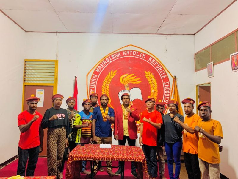 Keterangan Gambar:
PMKRI Merauke soroti paradoks Food Estate yang dinilai menjadi ancaman bagi ekologi, sosial, dan budaya masyarakat adat.  Caption:
Usai konferensi pers, sesi foto bersama di Sekretariat PMKRI Cabang Merauke.