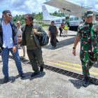 Keterangan gambar:
Komandan Korem 182/Jazira Onim (JO), Kolonel Inf Irwan Budiana, S.E., M.M., M.Han, bersama Wakil Ketua II DPRK Teluk Bintuni, Yasman Yasir, S.E. (berjaket hitam dan berpeci), saat tiba di Bandara Stengkol Bintuni menggunakan pesawat Susi Air dari Fakfak, Senin (22/9/2025).