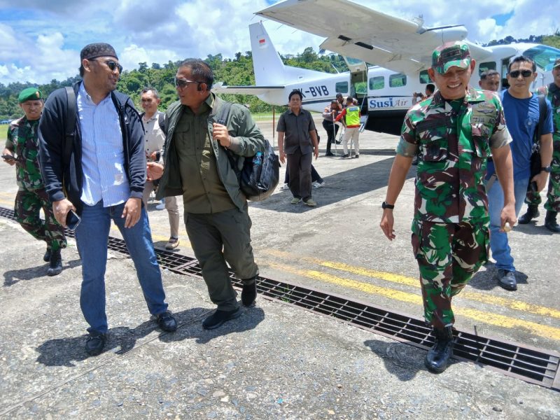 Keterangan gambar:
Komandan Korem 182/Jazira Onim (JO), Kolonel Inf Irwan Budiana, S.E., M.M., M.Han, bersama Wakil Ketua II DPRK Teluk Bintuni, Yasman Yasir, S.E. (berjaket hitam dan berpeci), saat tiba di Bandara Stengkol Bintuni menggunakan pesawat Susi Air dari Fakfak, Senin (22/9/2025).