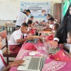 Keterangan gambar: Siswa kelas V SD Inpres HTI 1 Aranday (Tomu) mengikuti pelaksanaan Asesmen Nasional Berbasis Komputer (ANBK) menggunakan laptop, di Distrik Tomu, Kabupaten Teluk Bintuni, Papua Barat, Selasa (22/9).