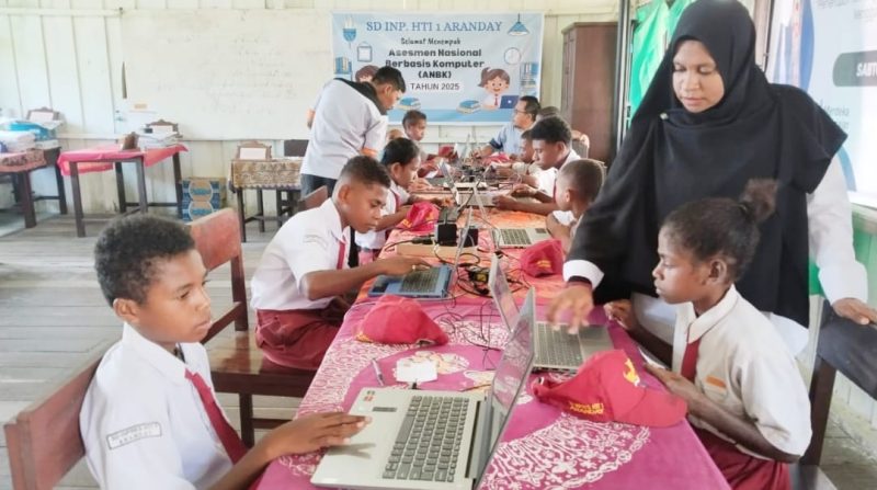 Keterangan gambar: Siswa kelas V SD Inpres HTI 1 Aranday (Tomu) mengikuti pelaksanaan Asesmen Nasional Berbasis Komputer (ANBK) menggunakan laptop, di Distrik Tomu, Kabupaten Teluk Bintuni, Papua Barat, Selasa (22/9).