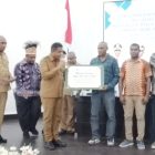 Suku Sumuri menerima kompensasi pemanfaatan tanah ulayat tahap III senilai Rp96,7 miliar sebagai wujud pengakuan hak adat di Kabupaten Teluk Bintuni. Penyerahan dilakukan langsung oleh Bupati Teluk Bintuni dan disaksikan Wakil Gubernur Papua Barat, perwakilan Genting Oil, SKK Migas, serta sejumlah pihak terkait, Selasa (22/09/2025).