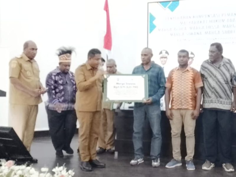 Suku Sumuri menerima kompensasi pemanfaatan tanah ulayat tahap III senilai Rp96,7 miliar sebagai wujud pengakuan hak adat di Kabupaten Teluk Bintuni. Penyerahan dilakukan langsung oleh Bupati Teluk Bintuni dan disaksikan Wakil Gubernur Papua Barat, perwakilan Genting Oil, SKK Migas, serta sejumlah pihak terkait, Selasa (22/09/2025).