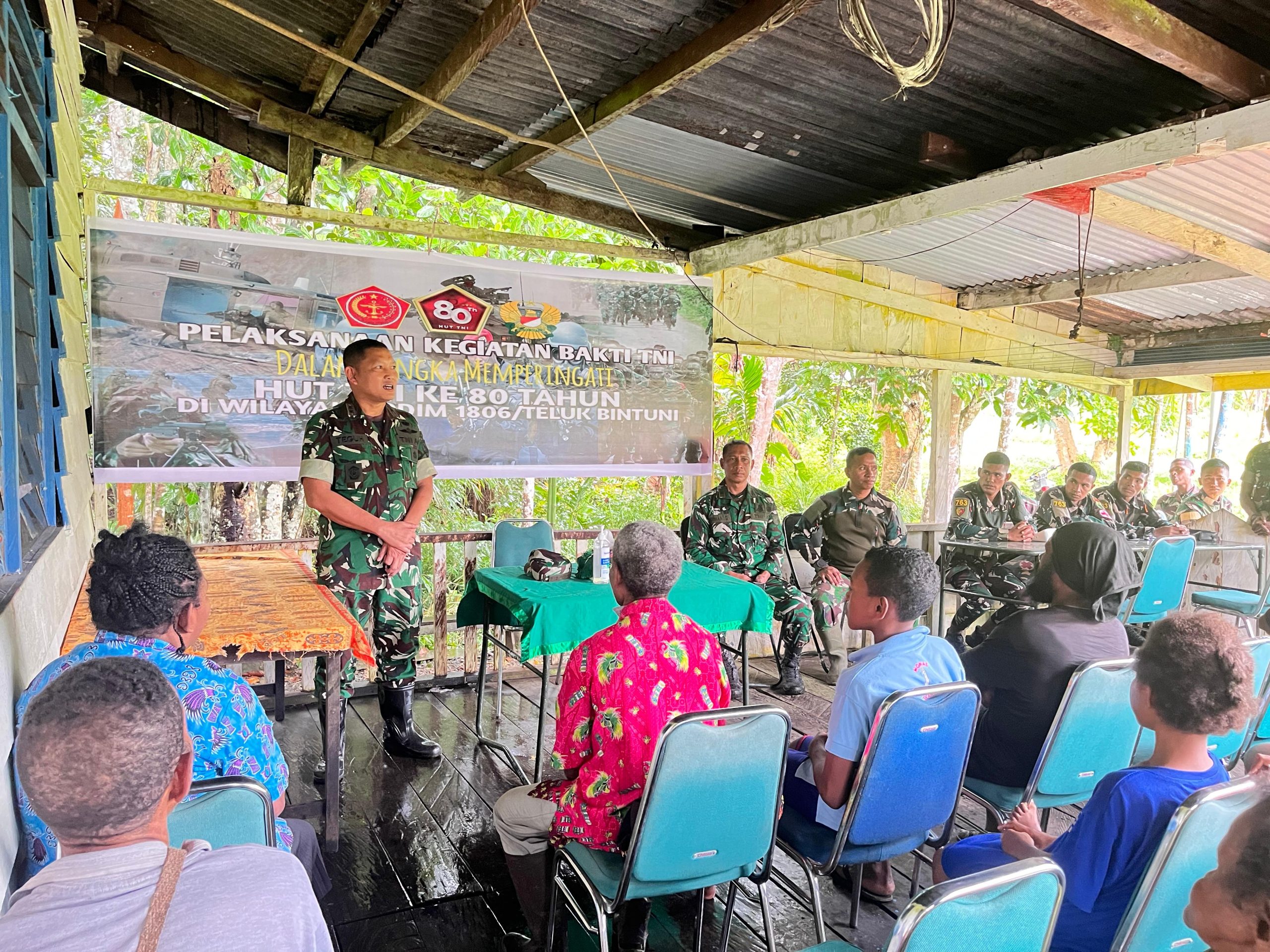 Keterangan gambar: Prajurit Kodim 1806/Teluk Bintuni bersama masyarakat saat melaksanakan karya bakti, bakti kesehatan, dan bakti sosial dalam rangka menyambut HUT TNI ke-80, Selasa (22/9/2025).