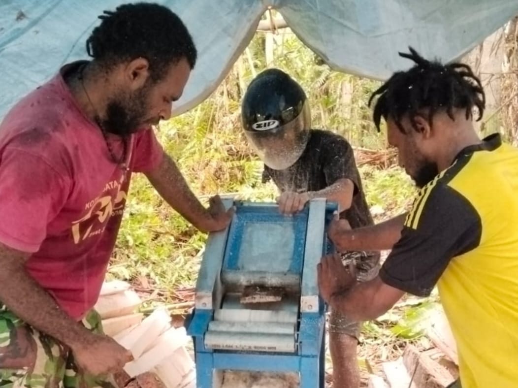 Keterangan Gambar: FATETA UNIPA kenalkan mesin pemarut sagu di Sidey, tingkatkan produksi hingga tiga kali lipat. (Foto: JS/MPR)