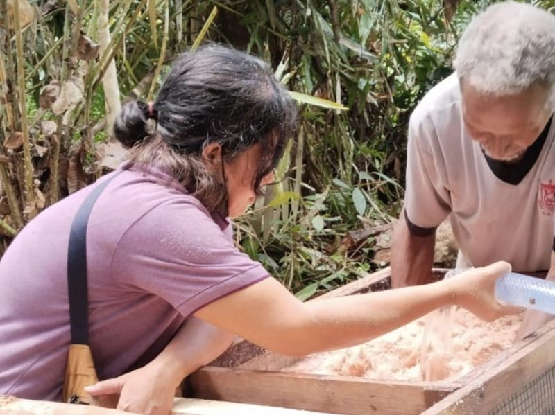Keterangan Gambar:
Ketua tim pelaksana, Risma Uli Situngkir, memberikan penjelasan pelatihan dengan metode learning by doing di lokasi dusun sagu, mencakup penyiapan infrastruktur, pengoperasian, hingga pemeliharaan mesin. (Foto: JS/MPR)