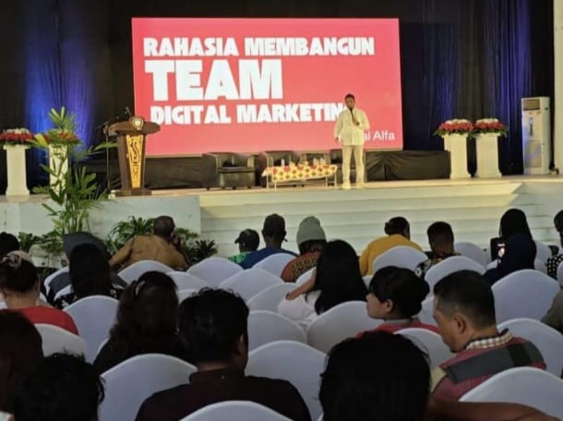 Keterangan Gambar:
Suasana Seminar Nasional bertajuk “Rahasia Membangun Tim Digital Marketing” yang diselenggarakan oleh Agromos Bintuni di Gedung Serba Guna (GSG) Bintuni, Selasa (23/09/2025).