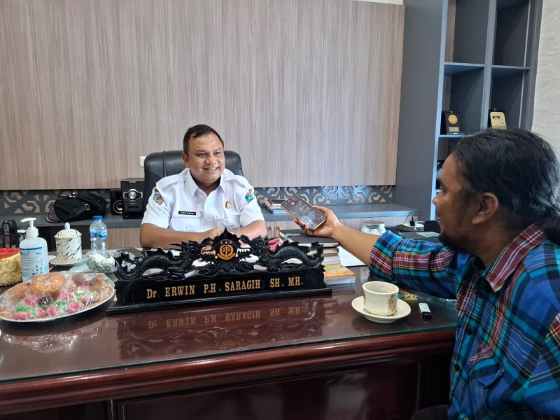 Keterangan gambar:
Plt. Kepala Inspektorat Papua Barat, Dr. Erwin P.H. Saragih, S.H., M.H., saat diwawancarai wartawan Mediaprorakyat.com di ruang kerjanya, Rabu (24/9/2025).