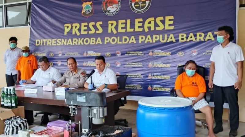 Keterangan gambar:
Petugas Ditresnarkoba Polda Papua Barat saat menunjukkan barang bukti ribuan botol miras oplosan beserta bahan baku dan peralatan produksi yang diamankan dari penggerebekan gudang milik LSL di Manokwari, Jumat (19/9/2025).