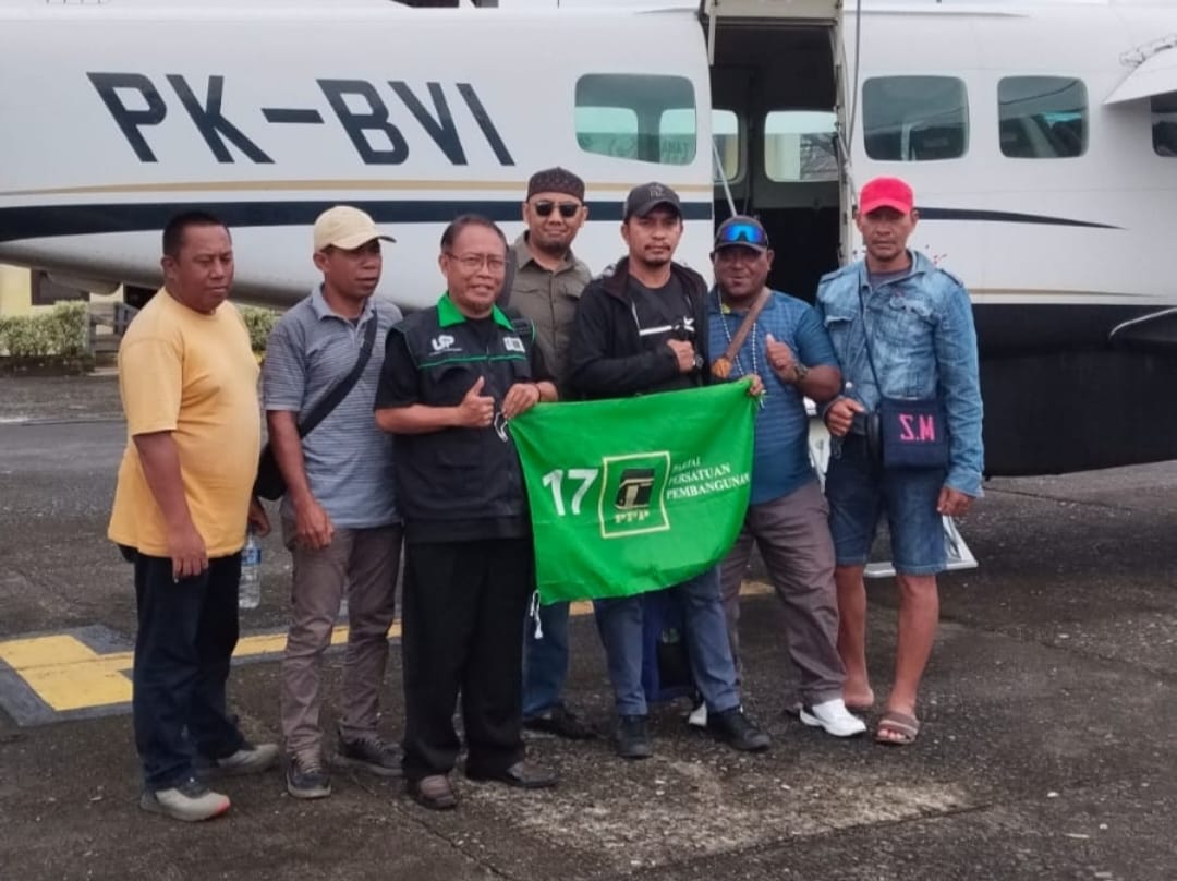 Ketua DPW PPP Papua Barat, Yasman Yasir, S.E., bersama rombongan saat berada di Bandara Stengkol Bintuni, Kamis (25/9/2025).