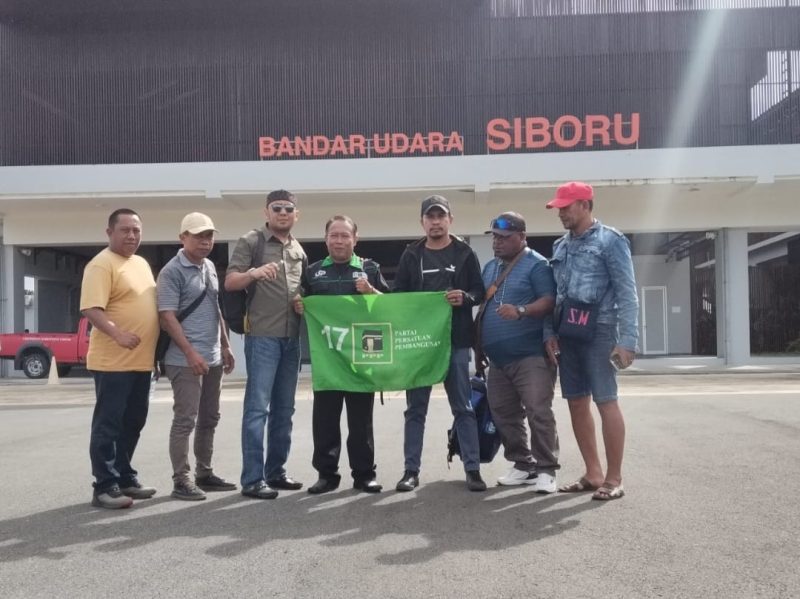 Ketua DPW PPP Papua Barat, Yasman Yasir, S.E., bersama rombongan saat berada di Bandara Siboru Fakfak, Kamis (25/9/2025).
