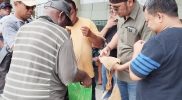 Keterangan gambar: Ketua DPW PPP Papua Barat, Yasman Yasir, bersama kader PPP turut memilih tas noken dagangan pedagang keliling.