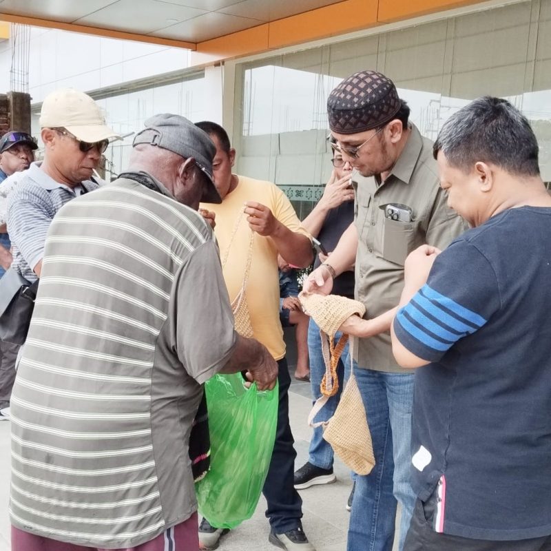 Keterangan gambar: Ketua DPW PPP Papua Barat, Yasman Yasir, bersama kader PPP turut memilih tas noken dagangan pedagang keliling.