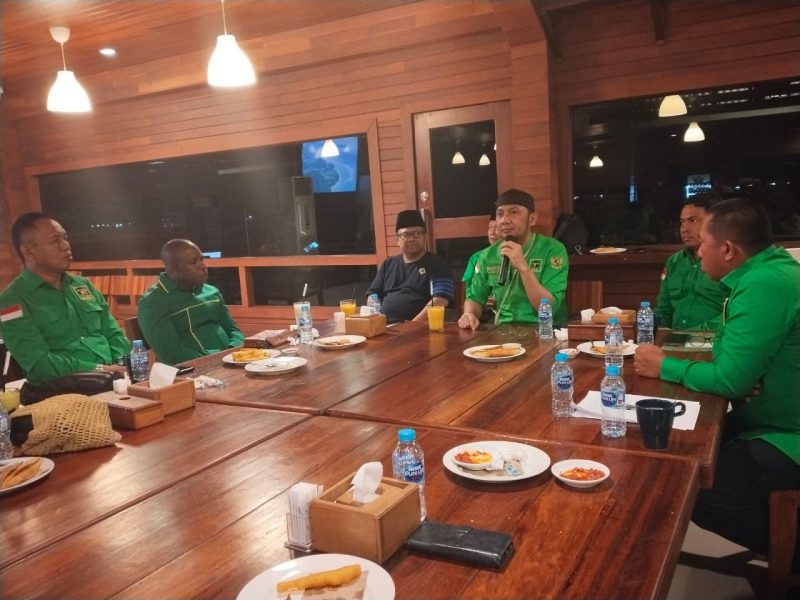 Ketua DPW PPP Papua Barat, Yasman Yasir, S.E., memimpin rapat konsolidasi bersama pengurus DPC PPP dari Papua Barat dan Papua Barat Daya di Kota Sorong, Kamis (25/9/2025) malam.