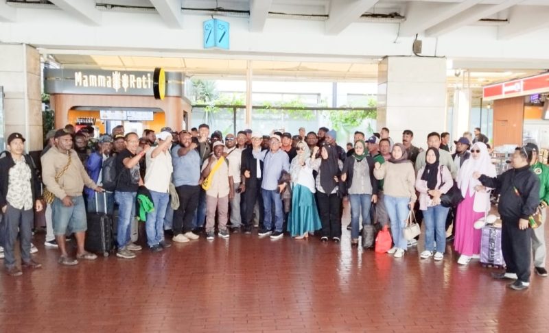 Para pengurus DPW dan DPC se-Papua Raya saat mendeklarasikan dukungan kepada H. M. Mardiono di Terminal 2D Bandara Soekarno-Hatta, Jakarta, Jumat (26/9/2025).