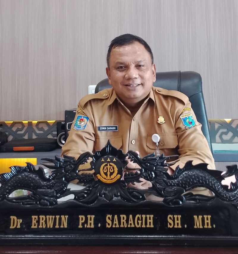 Keterangan gambar:
Plt. Kepala Inspektorat Papua Barat, Dr. Erwin P.H. Saragih, SH., MH., saat memberikan keterangan terkait upaya Pemprov Papua Barat dalam pemulihan opini Wajar Tanpa Pengecualian (WTP) dan penyelesaian kerugian negara yang masih tersisa Rp4,5 miliar, di Manokwari, Jumat (26/9/2025).