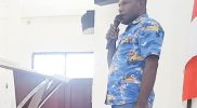 Keterangan gambar: Abner Itlay saat menyampaikan sambutan usai terpilih sebagai Kepala Suku/Ketua Kerukunan Masyarakat Pegunungan Tengah Papua Barat periode 2025–2030 dalam Mubes di Aula LPMP, Manokwari, Selasa (30/9/2025).
