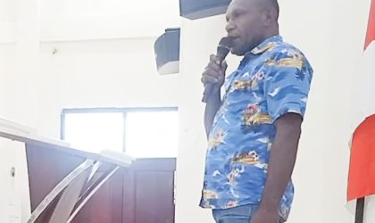 Keterangan gambar: Abner Itlay saat menyampaikan sambutan usai terpilih sebagai Kepala Suku/Ketua Kerukunan Masyarakat Pegunungan Tengah Papua Barat periode 2025–2030 dalam Mubes di Aula LPMP, Manokwari, Selasa (30/9/2025).