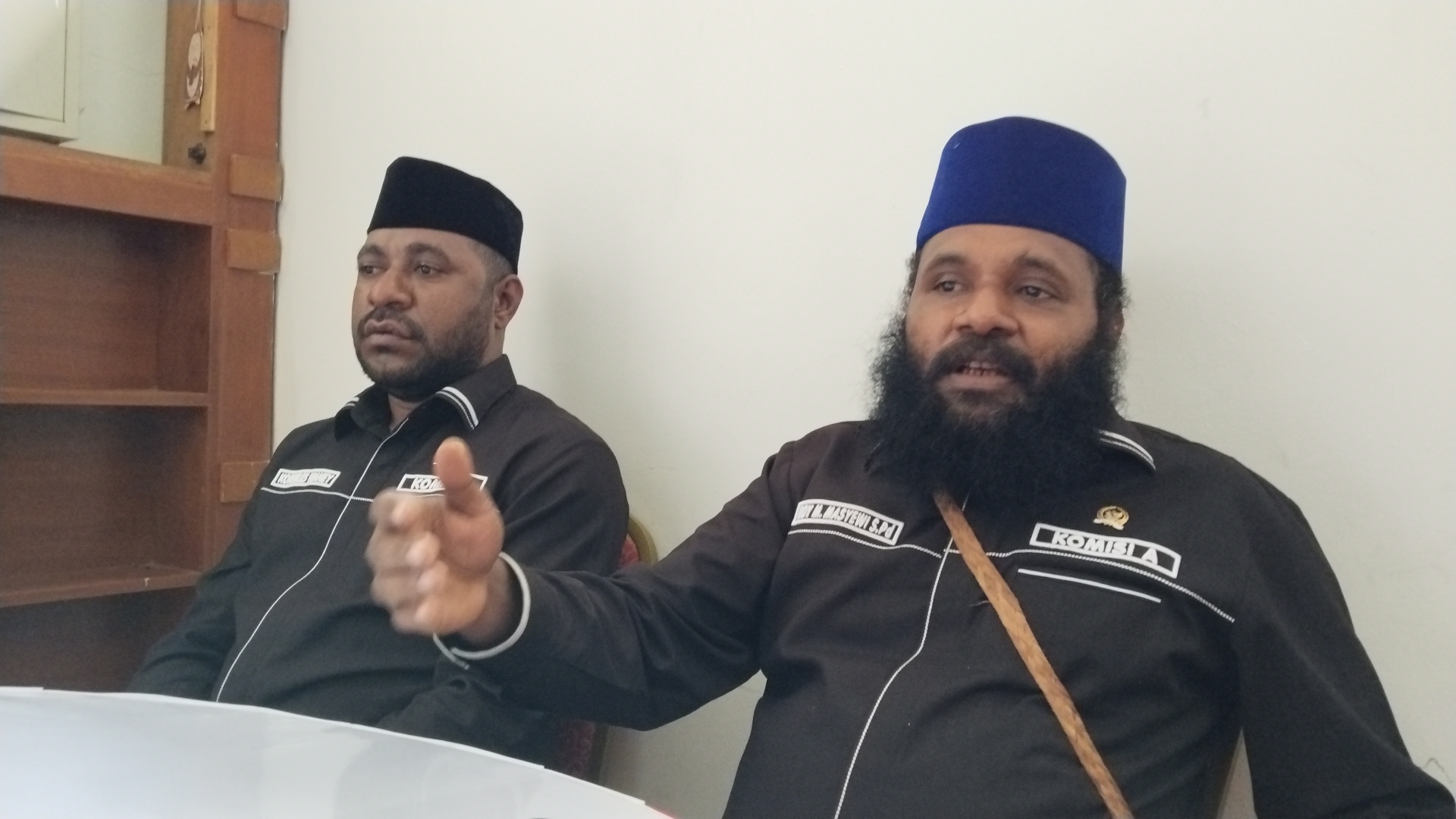 Dua legislator Teluk Bintuni, Roy Marten Masyewi dan Korneles Waney, menyampaikan dukungan bagi para guru mahasiswa UNIMUTU.