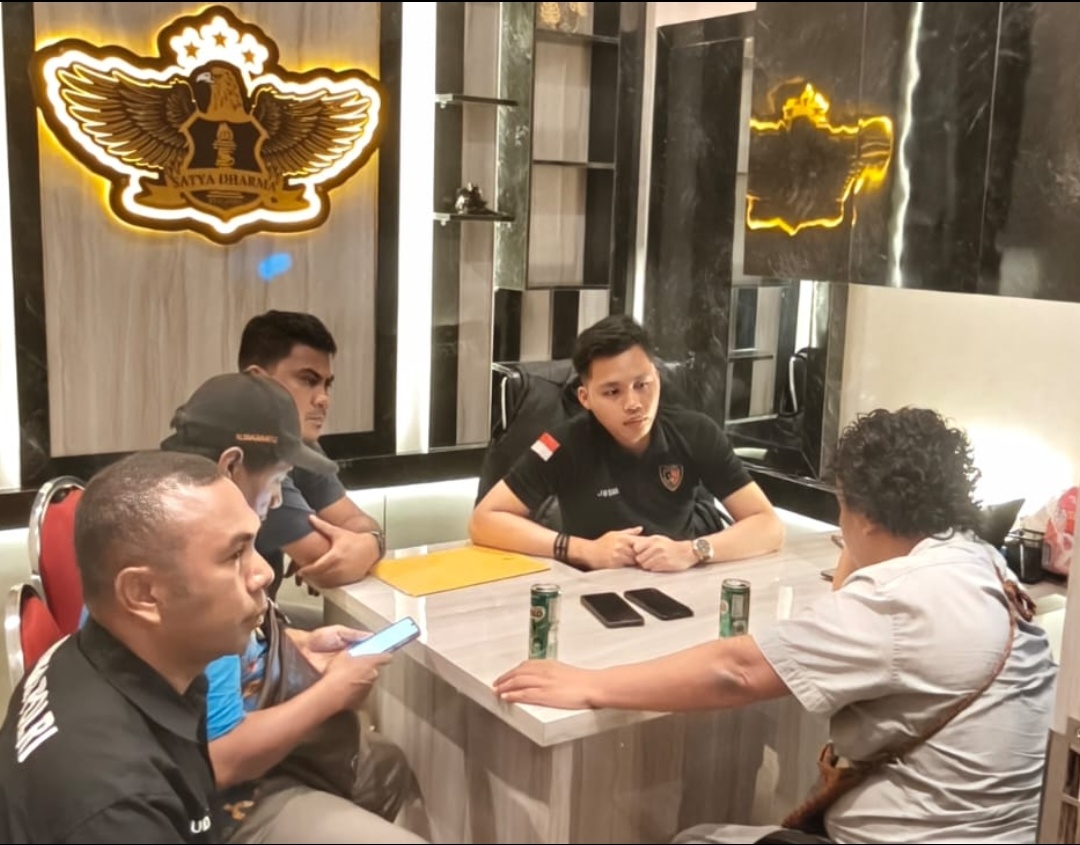 Kanit 2 Tipidter Polres Teluk Bintuni, Ipda Adrian Jovian, S.Tr.K., memberikan keterangan kepada wartawan, Senin (15/9/2025).