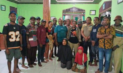 Foto bersama usai Ketua Forum Hak-hak Masyarakat Adat Suku Besar Sebyar, Hengki Sorowat, memberikan keterangan kepada wartawan terkait rencana pertemuan Pemda dan DPRK Teluk Bintuni bersama masyarakat adat Sebyar. (Foto: Istimewa)