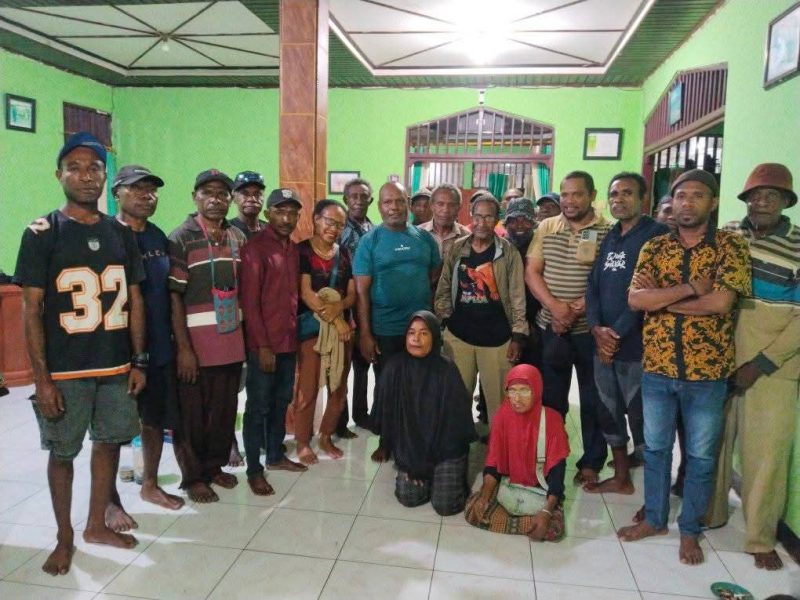 Foto bersama usai Ketua Forum Hak-hak Masyarakat Adat Suku Besar Sebyar, Hengki Sorowat, memberikan keterangan kepada wartawan terkait rencana pertemuan Pemda dan DPRK Teluk Bintuni bersama masyarakat adat Sebyar. (Foto: Istimewa)