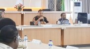 Plt. Inspektur Provinsi Papua Barat, Dr. Erwin P.H. Saragih, S.H., M.H., memimpin rapat bersama pimpinan OPD membahas keabsahan data 1.002 tenaga honorer di lingkungan Pemerintah Provinsi Papua Barat, Jumat (10/10/2025).