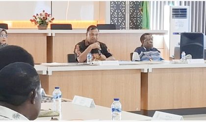 Plt. Inspektur Provinsi Papua Barat, Dr. Erwin P.H. Saragih, S.H., M.H., memimpin rapat bersama pimpinan OPD membahas keabsahan data 1.002 tenaga honorer di lingkungan Pemerintah Provinsi Papua Barat, Jumat (10/10/2025).
