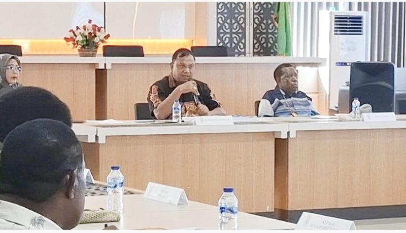 Plt. Inspektur Provinsi Papua Barat, Dr. Erwin P.H. Saragih, S.H., M.H., memimpin rapat bersama pimpinan OPD membahas keabsahan data 60 dari 1.002 tenaga honorer di lingkungan Pemerintah Provinsi Papua Barat, Jumat (10/10/2025).