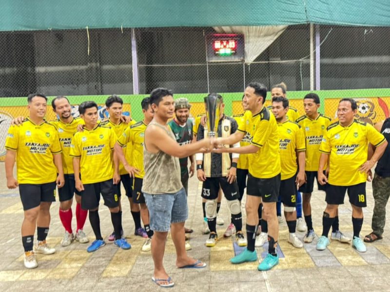 Keterangan gambar:
Ketua KKLR Teluk Bintuni, Yasman Yasir, S.E.(kostum kuning), yang juga pemain Luwu Raya FC, berjabat tangan dengan Ketua Panitia Pelaksana, Agus Pongtuluran, usai Turnamen Trofeo BFC Cup 2025 di Lapangan Futsal Cobrello, Bintuni, Minggu (12/10/2025).