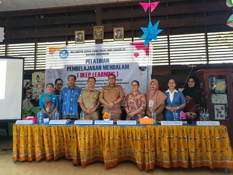 Keterangan gambar:
Kepala Dinas Pendidikan, Kebudayaan, Pemuda, dan Olahraga Teluk Bintuni, Dr. Henry D. Kapuangan, S.Pd., MM., saat membuka secara resmi pelatihan pembelajaran mendalam (Deep Learning) bagi guru PAUD KKG Gugus II Distrik Manimeri di ruang kelas TK SP 5, Senin (13/10/2025).