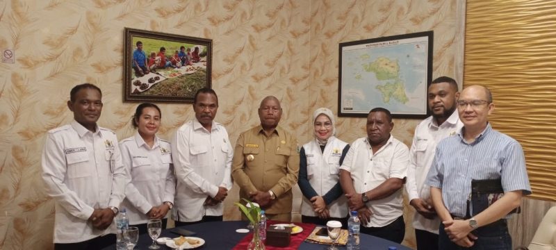 Keterangan gambar:
Gubernur Papua Barat, Drs. Dominggus Mandacan, berfoto bersama Ketua Kadin Papua Barat, Suryati Faisal, serta jajaran pengurus Kadin usai melakukan audiensi di Manokwari, Selasa (14/10/2025). Pertemuan tersebut membahas persiapan pelantikan pengurus Kadin Papua Barat yang rencananya akan dilantik langsung oleh Ketua Umum Kadin Indonesia, Anindya Bakrie, pada Jumat (17/10/2025).
(Foto: Istimewa)