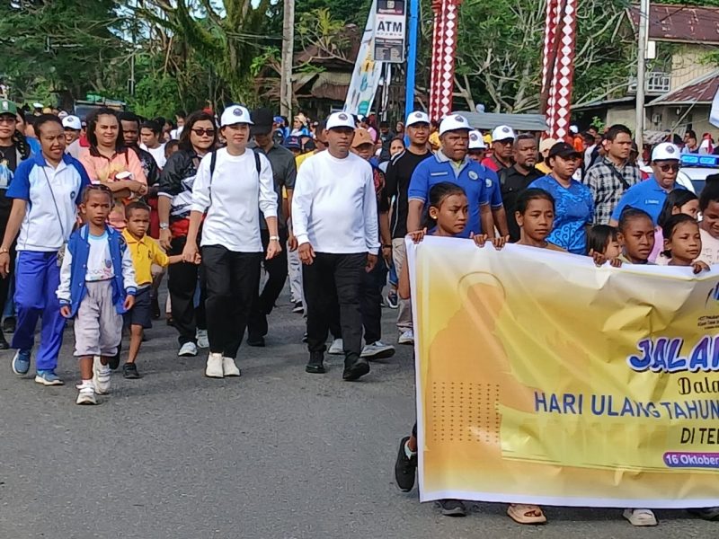 Keterangan gambar:
Bupati Teluk Bintuni, Yohanis Manibuy, S.E., M.H., didampingi Ny. Verawati Manibuy, saat melepas peserta Jalan Santai dalam rangka memperingati HUT Pekabaran Injil ke-115 di Teluk Bintuni, Rabu (15/10/2025). Kegiatan berlangsung penuh sukacita dan diikuti ratusan jemaat dari berbagai gereja di wilayah Teluk Bintuni.
