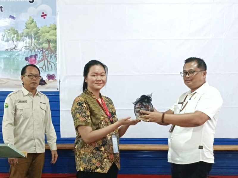 Keterangan gambar:
Kepala Dinas Pendidikan, Kepemudaan, dan Olahraga Kabupaten Teluk Bintuni, Dr. Henry D. Kapuangan, menyerahkan cenderamata kepada Koordinator Kegiatan Gasing, Caroline, disaksikan oleh Manajer PT Bintuni Blue Project, Wiliam, pada kegiatan pelatihan berhitung cepat dan cerdas (Gasing) di Pulau Amutu, Distrik Babo, Rabu (15/10/2025).