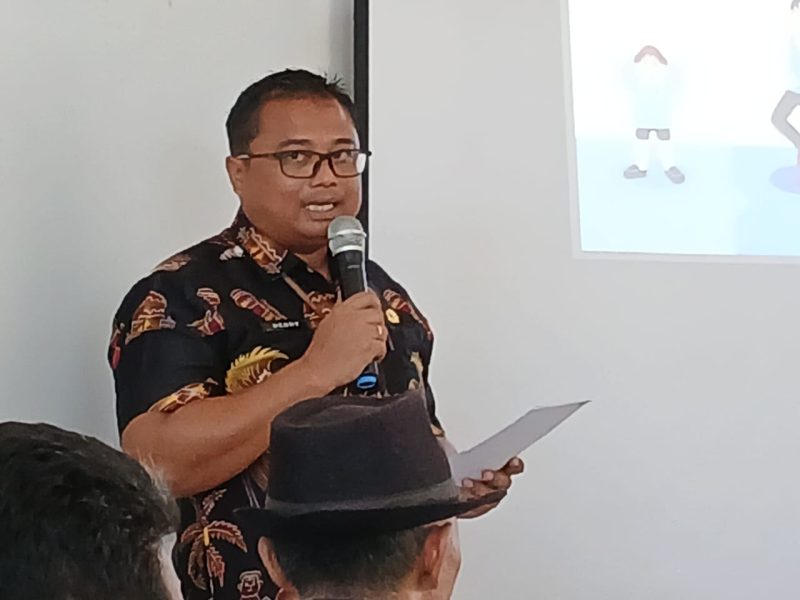 Keterangan gambar:
Kepala Dinas Pendidikan, Kebudayaan, Pemuda, dan Olahraga Kabupaten Teluk Bintuni, Dr. Henry D. Kapuangan, S.Pd., S.IP., MM., saat memberikan sambutan pada kegiatan Koordinasi Dashboard ATS dan Analisis Kondisi Pendidikan Daerah Berdasarkan Proksi Wajib Belajar yang digelar oleh BPMP Provinsi Papua Barat di SMP Negeri 1 Bintuni, Kamis (16/10/2025).