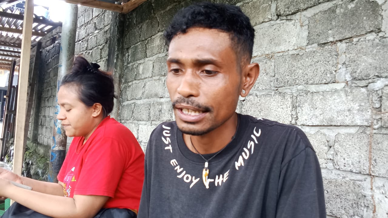 Keterangan gambar: Yohanes Moat Paino saat diwawancarai di tempat usahanya, “Cuci Motor Komodo Moat Portu”, yang berlokasi di kawasan Bumi Marina, Amban, Manokwari, Papua Barat. Ia menceritakan perjalanan hidup dan perjuangannya merintis usaha mandiri setelah menyelesaikan kuliah di Universitas Papua (UNIPA). (Foto: dok. pribadi/Mediaprorakyat)