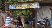 Keterangan gambar: Yohanes Moat Paino (berdiri, kiri) bersama teman-temannya di depan tempat usahanya “Cuci Motor Komodo Moat Portu” di kawasan Bumi Marina, Manokwari, Papua Barat. Usaha ini menjadi salah satu bentuk kemandirian Yohanes setelah menamatkan kuliah di Universitas Papua (UNIPA). (Foto: dok. pribadi/Mediaprorakyat)