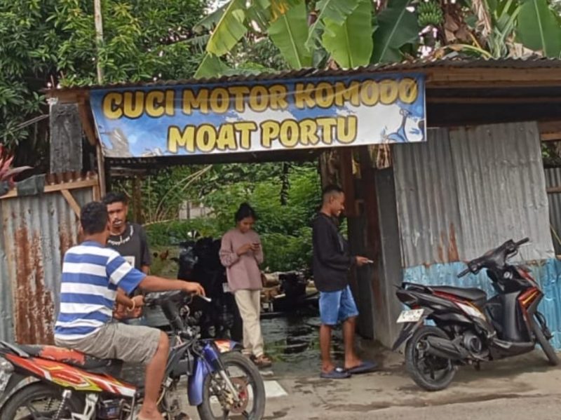 Keterangan gambar:
Yohanes Moat Paino (berdiri, kiri) bersama teman-temannya di depan tempat usahanya “Cuci Motor Komodo Moat Portu” di kawasan Bumi Marina, Manokwari, Papua Barat. Usaha ini menjadi salah satu bentuk kemandirian Yohanes setelah menamatkan kuliah di Universitas Papua (UNIPA).
(Foto: dok. pribadi/Mediaprorakyat)