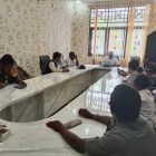 Keterangan gambar:
Kepala Dinas Pendidikan, Kebudayaan, Pemuda dan Olahraga (Disdikpora) Kabupaten Teluk Bintuni, Dr. Henry D. Kapuangan, memimpin rapat koordinasi bersama kepala sekolah dan guru dari Distrik Moskona Utara dan Moskona Utara Jauh, di ruang rapat Disdikpora Teluk Bintuni, Jumat (17/10/2025). Rapat tersebut membahas langkah pemindahan proses belajar mengajar ke Kota Bintuni pasca penyerangan oleh KKB di wilayah Moskona Utara.