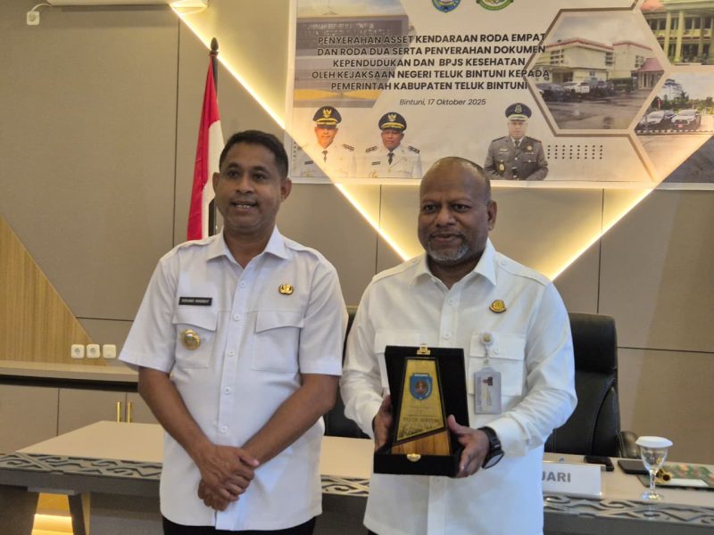 Bupati Teluk Bintuni menyerahkan plakat dan sertifikat apresiasi kepada Kepala Kejaksaan Negeri Teluk Bintuni sebagai bentuk penghargaan atas kolaborasi dan dukungan penegakan tata kelola pemerintahan yang baik.