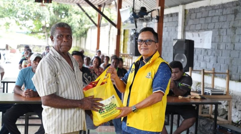 Rayakan 61 Tahun Golkar, Ahmad Kuddus Turun Langsung Berbagi dan Dengar Aspirasi Warga Manokwari (Foto : M. Saragih/MPR)