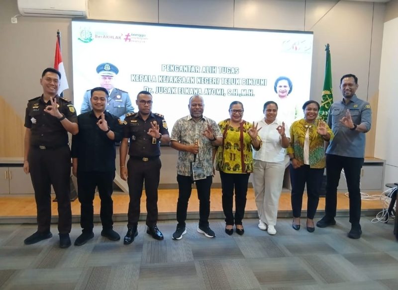 📸 Foto Bersama:
Kepala Kejaksaan Negeri Teluk Bintuni, Dr. Jusak Elkana Ayomi, S.H., M.H. (tengah), berfoto bersama para Kepala Seksi (Kasi) dan jajaran Kejaksaan Negeri Teluk Bintuni usai acara Doa Bersama dan Pengantar Alih Tugas menuju jabatan barunya sebagai Kepala Kejaksaan Negeri Nabire, Papua Tengah, Selasa (21/10/2025).