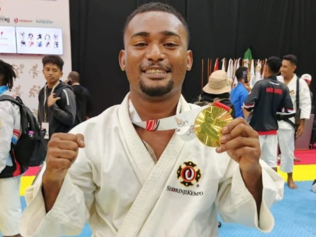 Keterangan gambar:
Atlet Shorinji Kempo Papua Barat, Kelvin Saweri, memperlihatkan medali emas yang berhasil diraihnya pada nomor Randori kelas 75 kg putra dalam ajang PON Beladiri II/2025 di GOR Djarum Kaliputu Arena, Kudus, Jawa Tengah, Senin (20/10/2025). Kemenangan ini menjadi torehan emas pertama bagi Papua Barat di cabang Shorinji Kempo. (Foto: Dok. Kontingen Papua Barat)