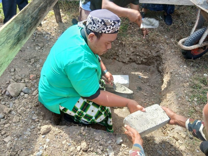 Keterangan gambar:
Anggota DPRK Teluk Bintuni, Wagiman, S.E., meletakkan batu pertama sebagai tanda dimulainya pembangunan fasilitas pondok pesantren usai menghadiri Apel Hari Santri Nasional 2025 di Yayasan Pondok Pesantren Salafiyah As-Syafi’iyah An-Nahdhoh, Kampung Waraitama, Distrik Manimeri, Rabu (22/10/2025).