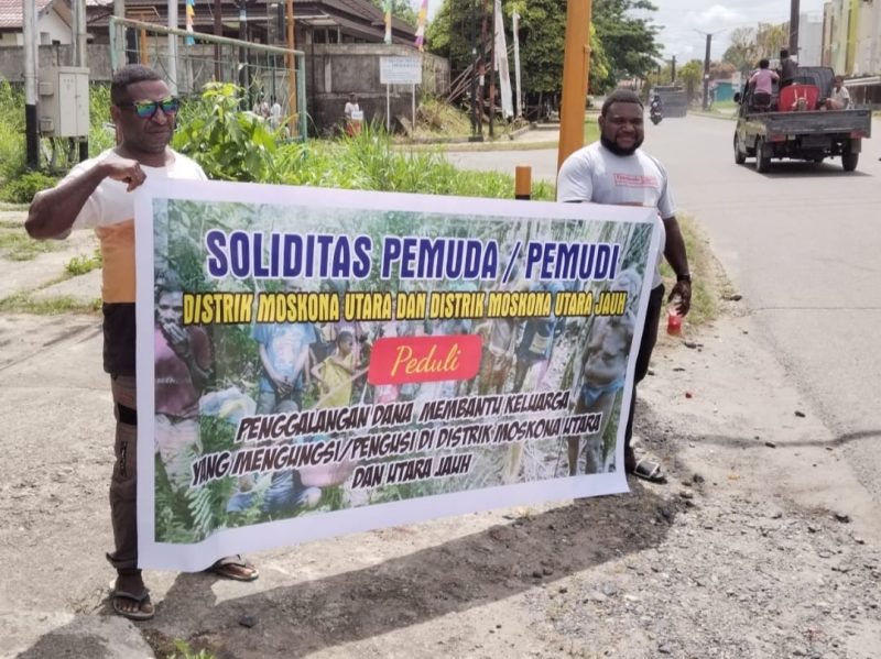 Keterangan gambar:
Dua pemuda di Teluk Bintuni membentangkan spanduk bertuliskan ajakan solidaritas dalam aksi penggalangan dana untuk membantu para pengungsi korban konflik bersenjata di Distrik Moskona Utara dan Moskona Utara Jauh, Rabu (22/10/2025).
