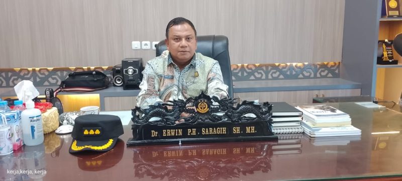 📸 Foto: Kepala Inspektorat Provinsi Papua Barat, Dr. Erwin P.H. Saragih, S.H., M.H., saat memberikan keterangan terkait penanganan kasus dugaan video mesum yang melibatkan ASN dan tenaga honorer di lingkungan Pemprov Papua Barat. (Dok. Mediaprorakyat.com)