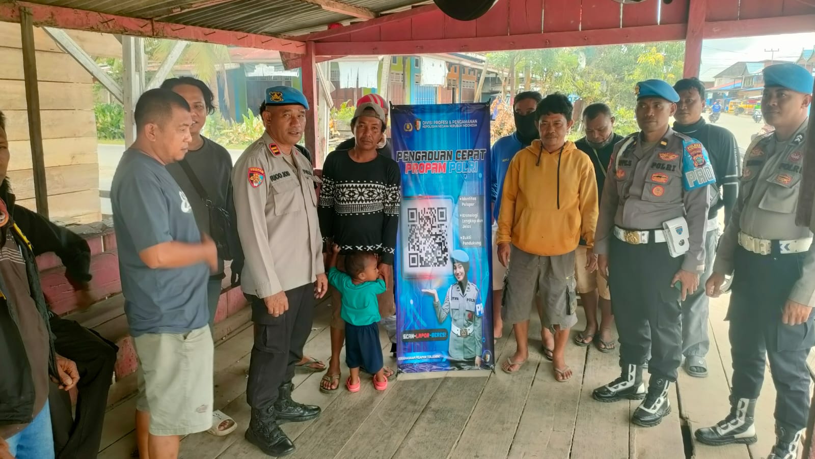 Keterangan gambar: Personel Seksi Profesi dan Pengamanan (Si Propam) Polres Teluk Bintuni melaksanakan sosialisasi aplikasi Pengaduan Cepat Propam Polri kepada masyarakat. Kegiatan ini bertujuan memberikan pemahaman dan kemudahan bagi warga dalam menyampaikan laporan atau aduan terkait pelayanan dan kinerja anggota Polri di wilayah Teluk Bintuni.